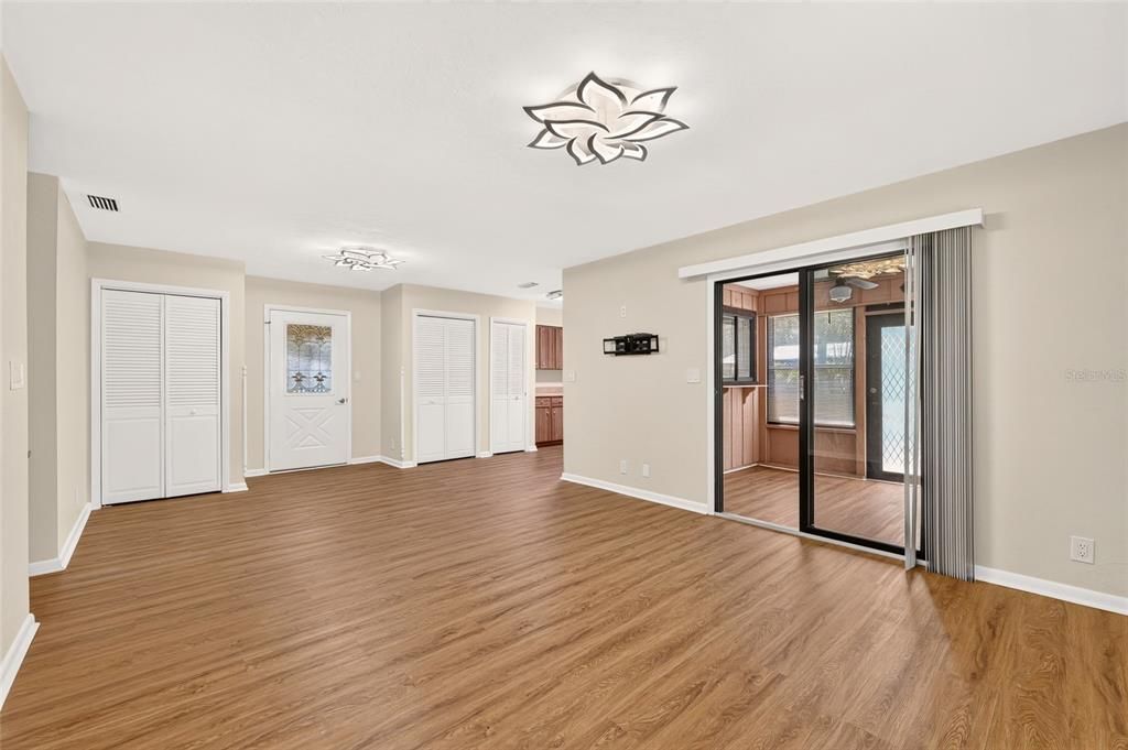 For Sale: $235,000 (2 beds, 2 baths, 1372 Square Feet)