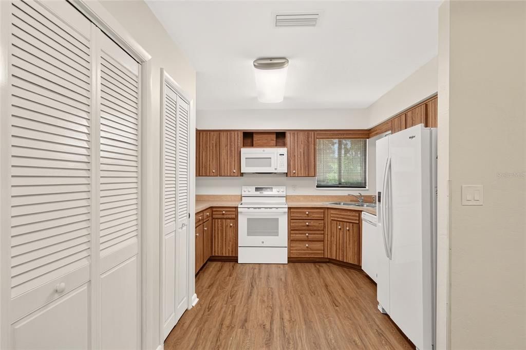 For Sale: $235,000 (2 beds, 2 baths, 1372 Square Feet)