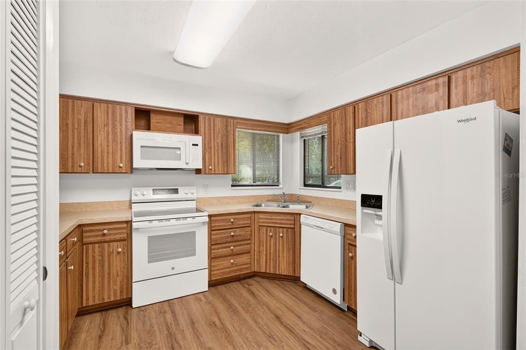 For Sale: $235,000 (2 beds, 2 baths, 1372 Square Feet)