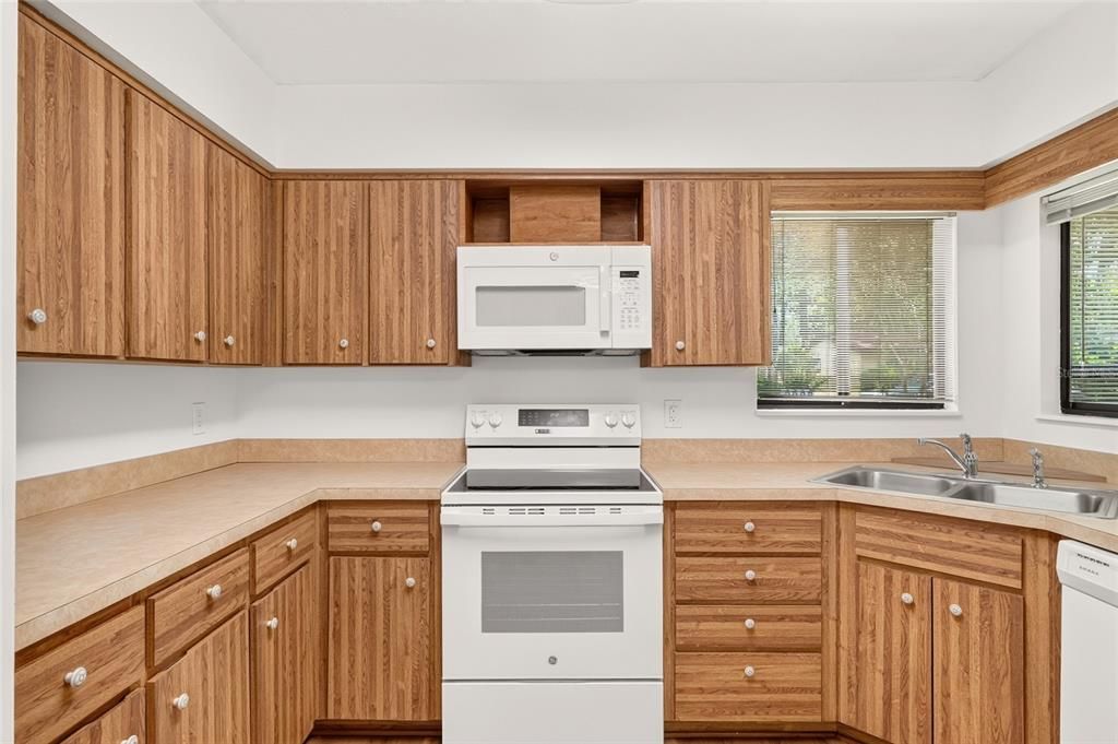 For Sale: $235,000 (2 beds, 2 baths, 1372 Square Feet)