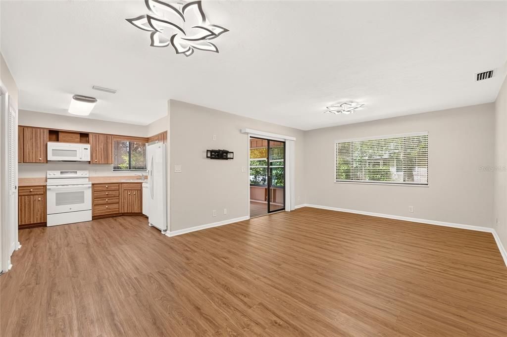 For Sale: $235,000 (2 beds, 2 baths, 1372 Square Feet)
