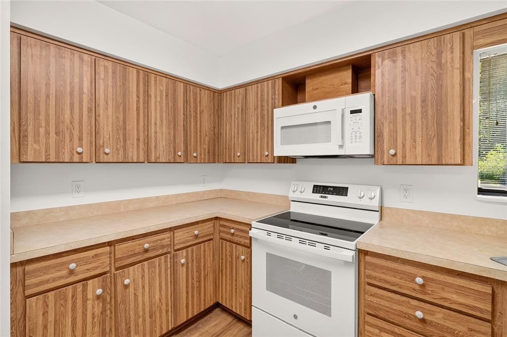 For Sale: $235,000 (2 beds, 2 baths, 1372 Square Feet)