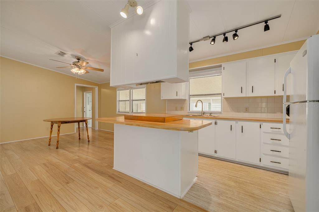 На продажу: $129,900 (2 спален, 2 ванн, 1444 Квадратных фут)