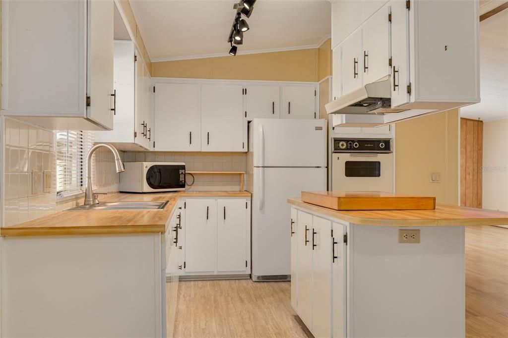 На продажу: $129,900 (2 спален, 2 ванн, 1444 Квадратных фут)