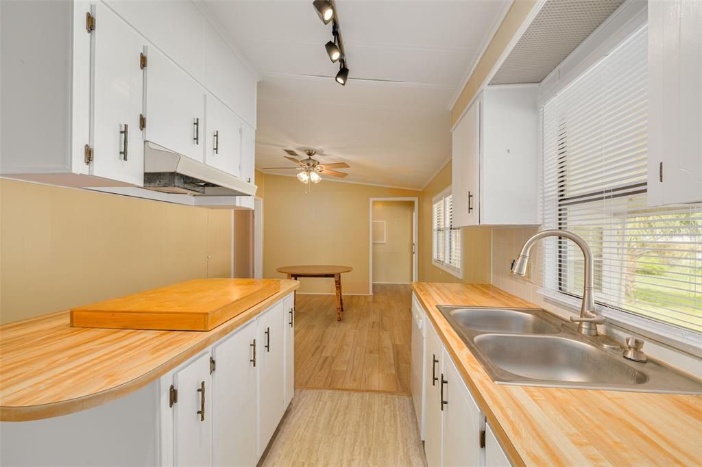 На продажу: $129,900 (2 спален, 2 ванн, 1444 Квадратных фут)