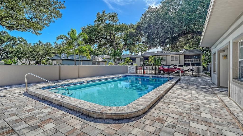 For Sale: $265,000 (2 beds, 2 baths, 1122 Square Feet)