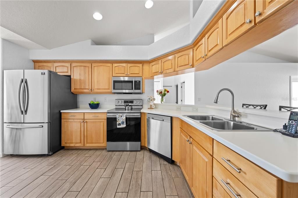For Sale: $375,000 (3 beds, 2 baths, 1585 Square Feet)