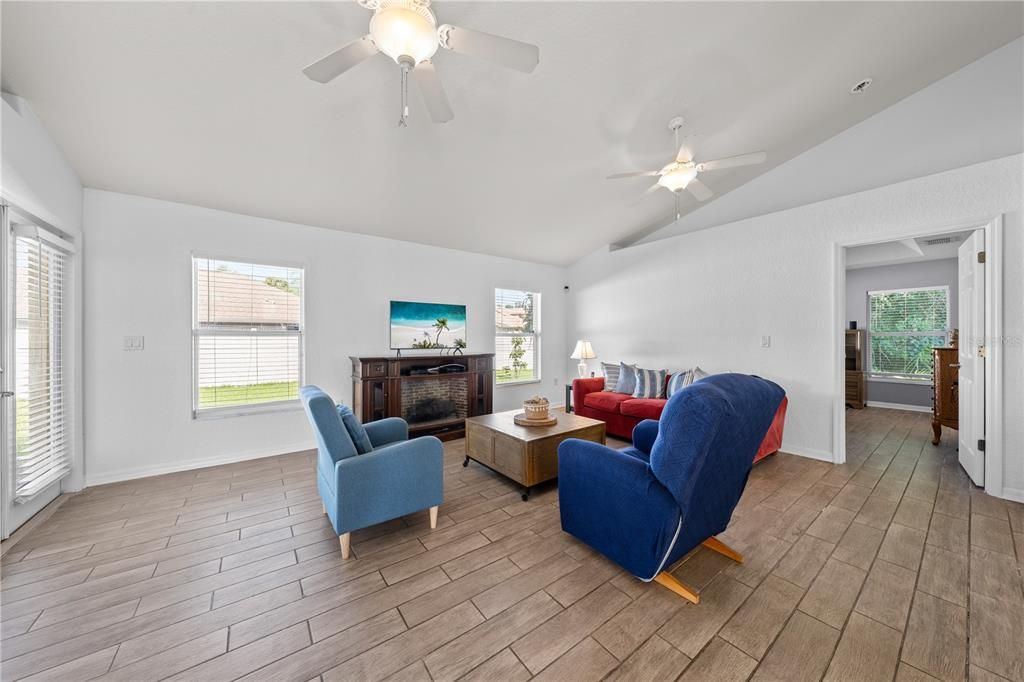 For Sale: $375,000 (3 beds, 2 baths, 1585 Square Feet)