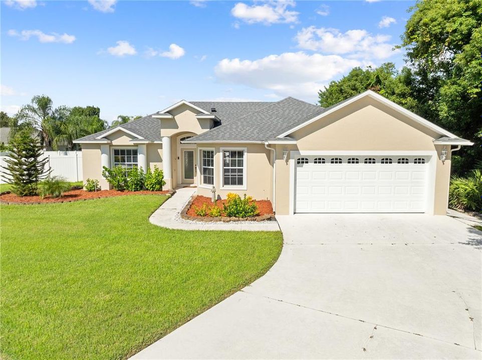 For Sale: $375,000 (3 beds, 2 baths, 1585 Square Feet)