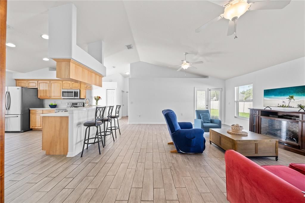 For Sale: $375,000 (3 beds, 2 baths, 1585 Square Feet)
