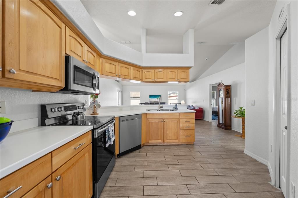 For Sale: $375,000 (3 beds, 2 baths, 1585 Square Feet)
