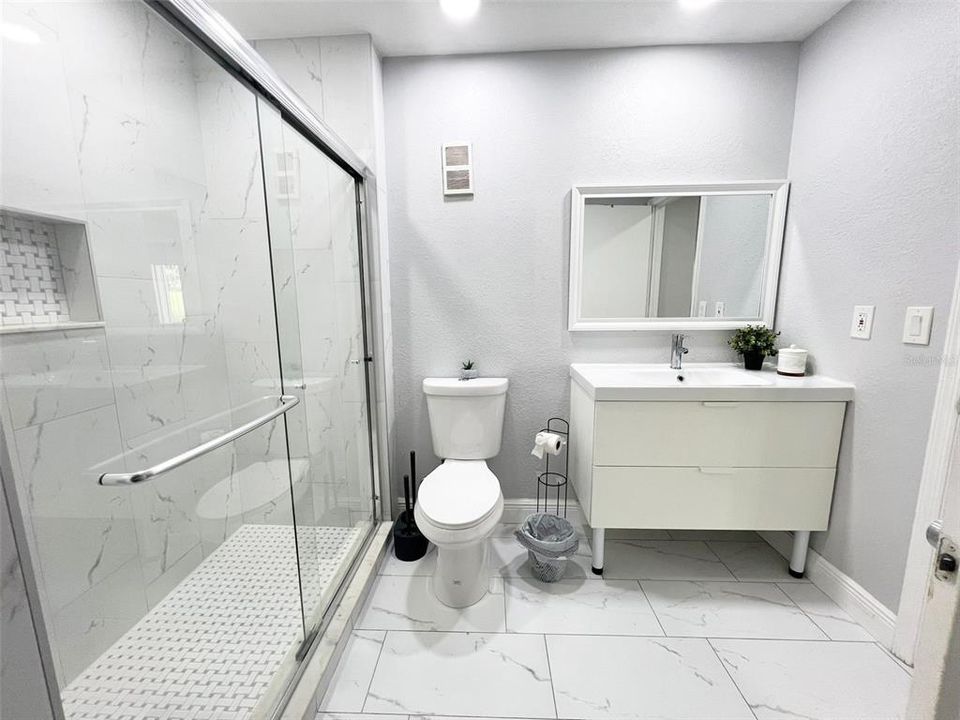 For Rent: $1,850 (1 beds, 1 baths, 842 Square Feet)
