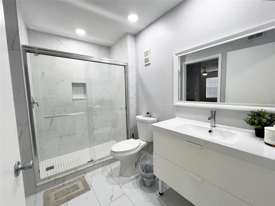 For Rent: $1,850 (1 beds, 1 baths, 842 Square Feet)