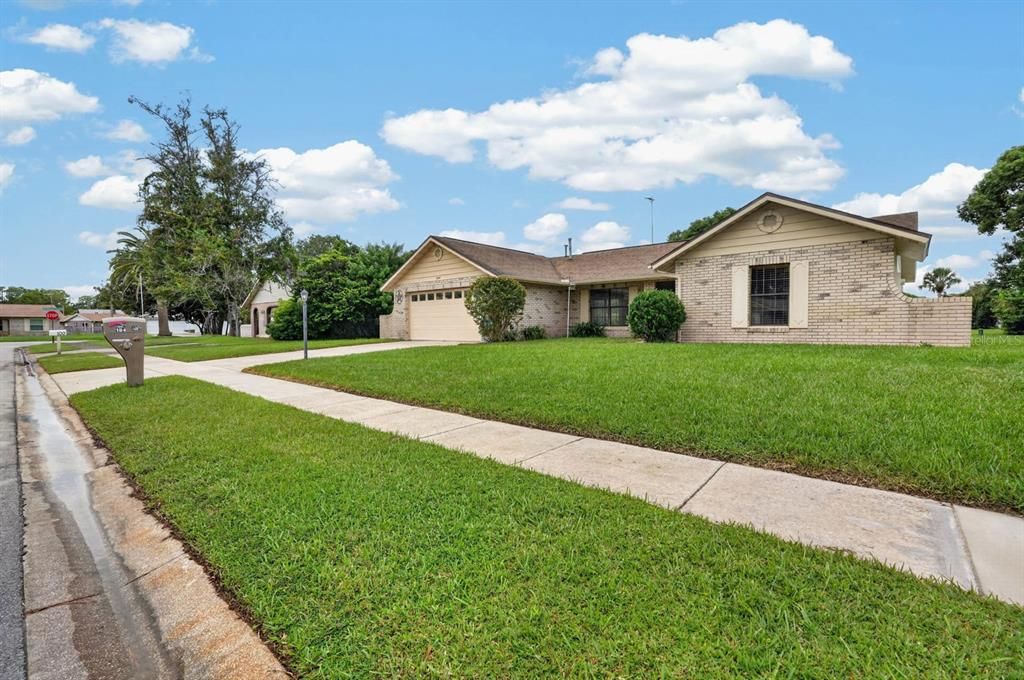 For Sale: $259,900 (2 beds, 2 baths, 1040 Square Feet)