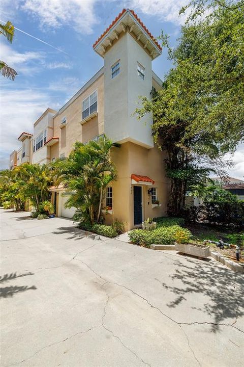 For Rent: $2,550 (2 beds, 2 baths, 1462 Square Feet)