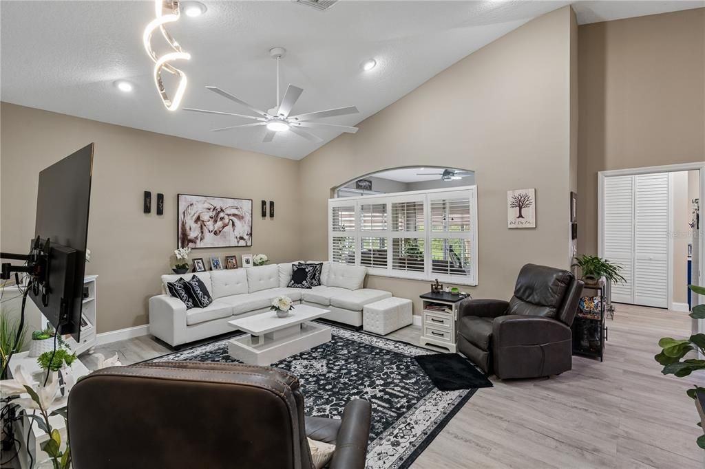 En Venta: $368,000 (3 camas, 2 baños, 1684 Pies cuadrados)