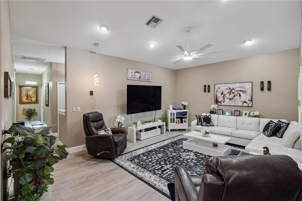 En Venta: $368,000 (3 camas, 2 baños, 1684 Pies cuadrados)