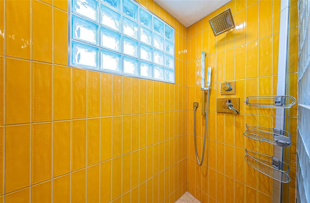 For Sale: $150,000 (2 beds, 2 baths, 1016 Square Feet)