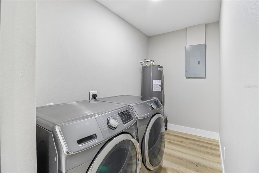 For Sale: $349,900 (3 beds, 2 baths, 1593 Square Feet)