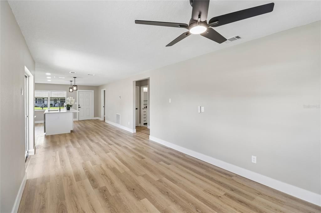 For Sale: $349,900 (3 beds, 2 baths, 1593 Square Feet)
