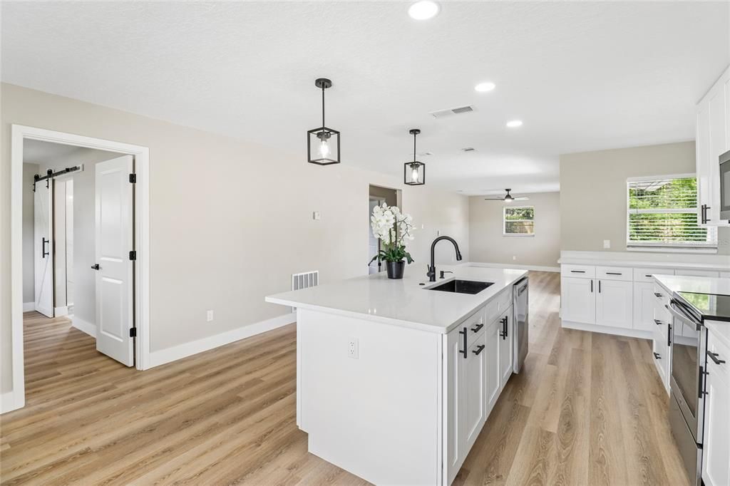 For Sale: $349,900 (3 beds, 2 baths, 1593 Square Feet)