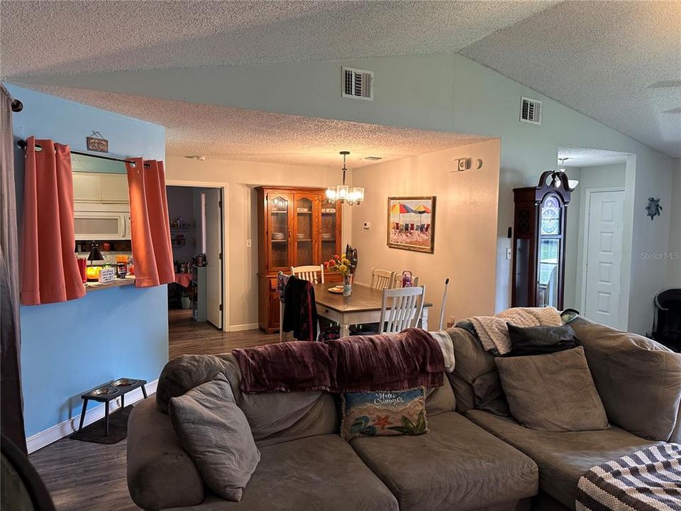 For Sale: $294,900 (4 beds, 2 baths, 1869 Square Feet)