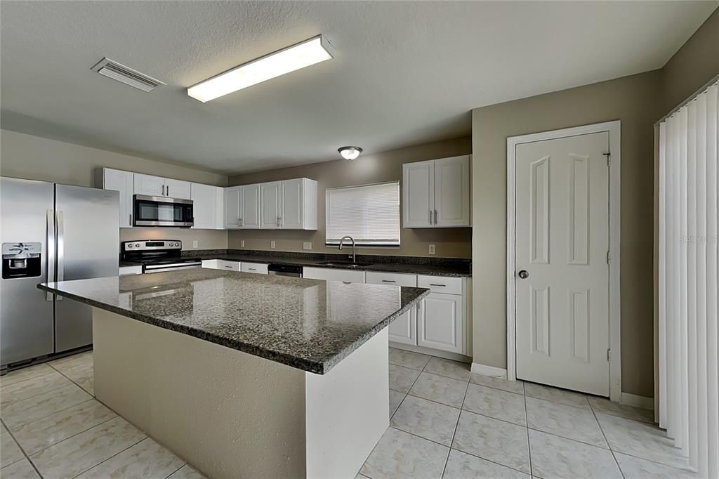 For Rent: $1,999 (3 beds, 2 baths, 1850 Square Feet)