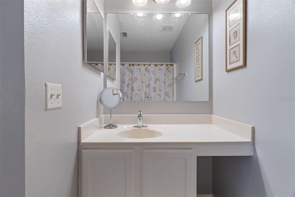 Activo con contrato: $349,900 (4 camas, 2 baños, 2348 Pies cuadrados)
