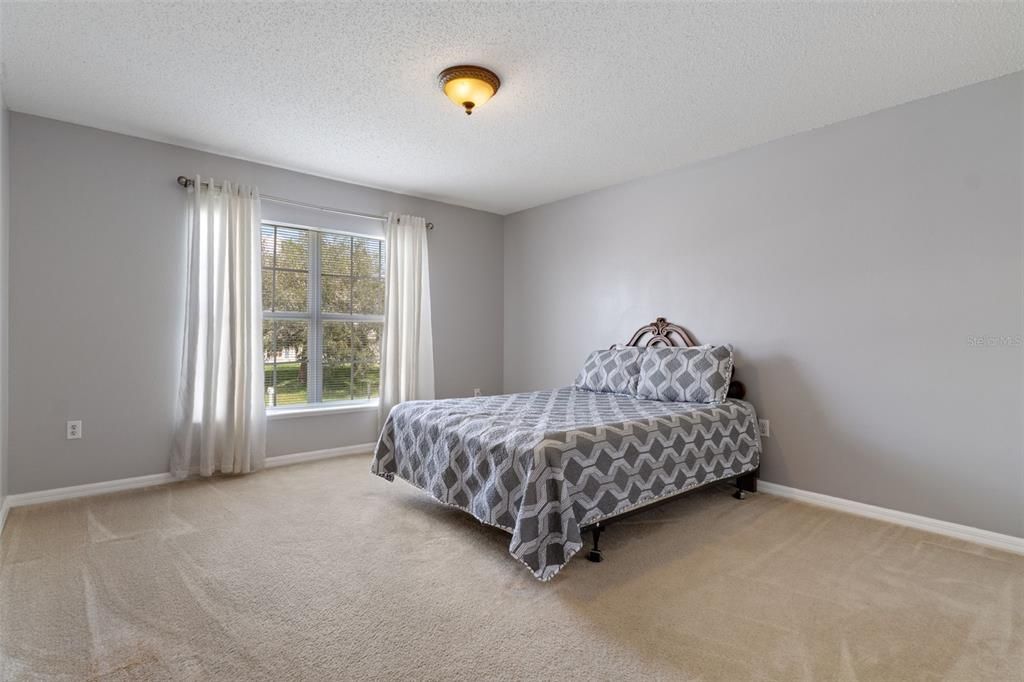 Activo con contrato: $349,900 (4 camas, 2 baños, 2348 Pies cuadrados)