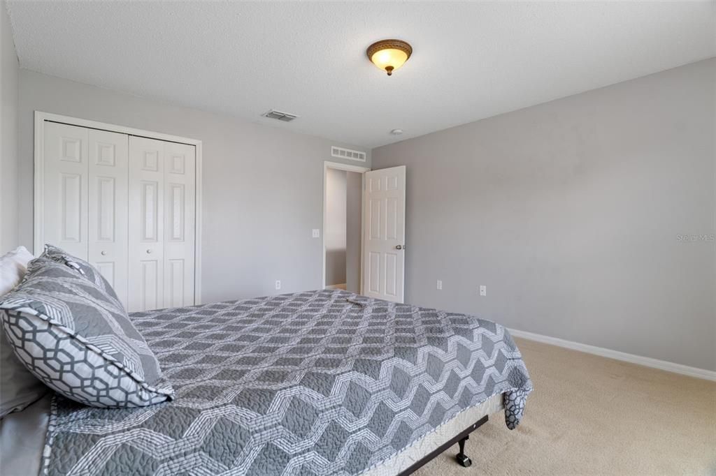 Activo con contrato: $349,900 (4 camas, 2 baños, 2348 Pies cuadrados)