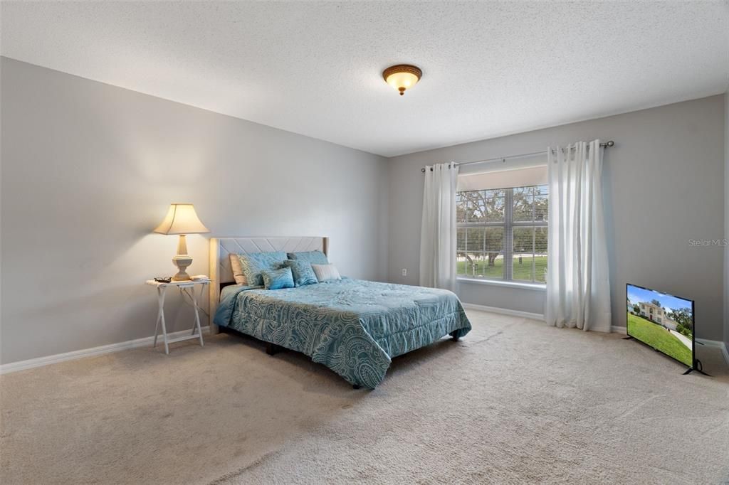 Activo con contrato: $349,900 (4 camas, 2 baños, 2348 Pies cuadrados)