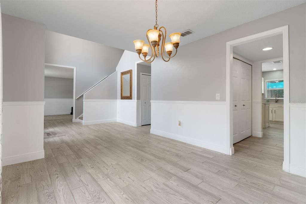 Activo con contrato: $349,900 (4 camas, 2 baños, 2348 Pies cuadrados)