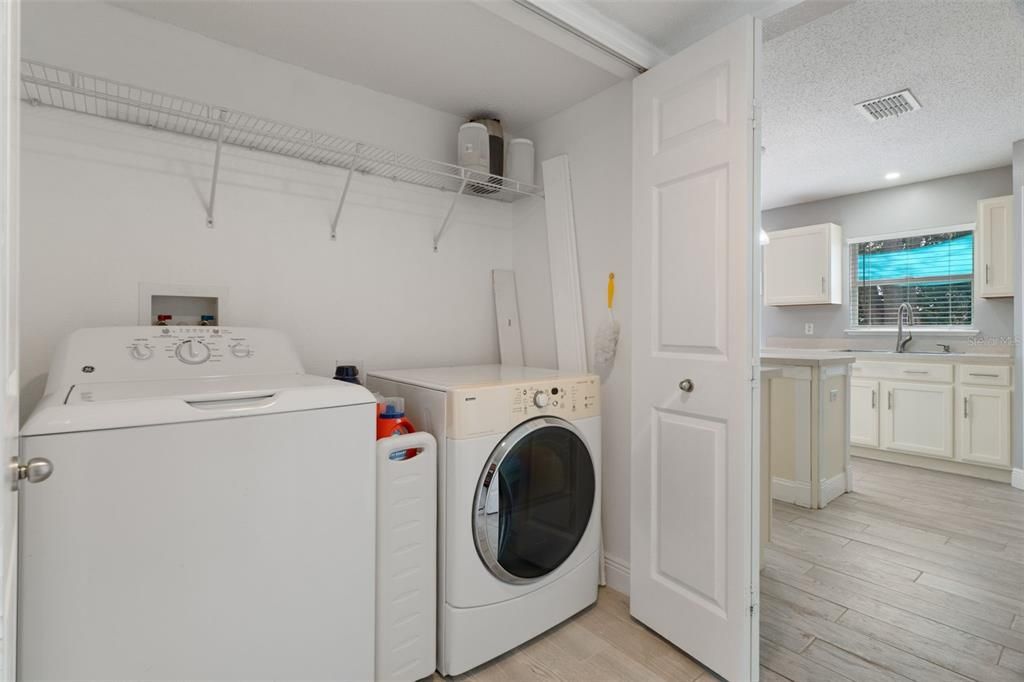 Activo con contrato: $349,900 (4 camas, 2 baños, 2348 Pies cuadrados)