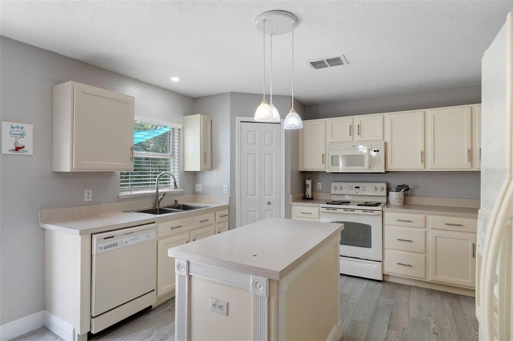 Activo con contrato: $349,900 (4 camas, 2 baños, 2348 Pies cuadrados)