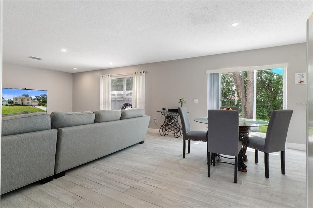 Activo con contrato: $349,900 (4 camas, 2 baños, 2348 Pies cuadrados)