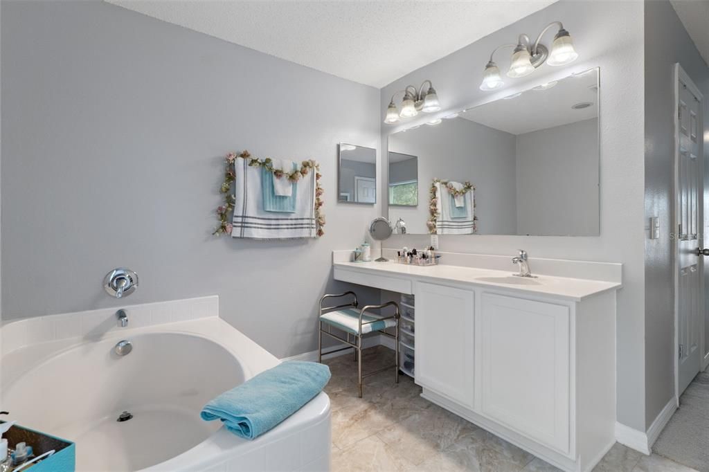 Activo con contrato: $349,900 (4 camas, 2 baños, 2348 Pies cuadrados)