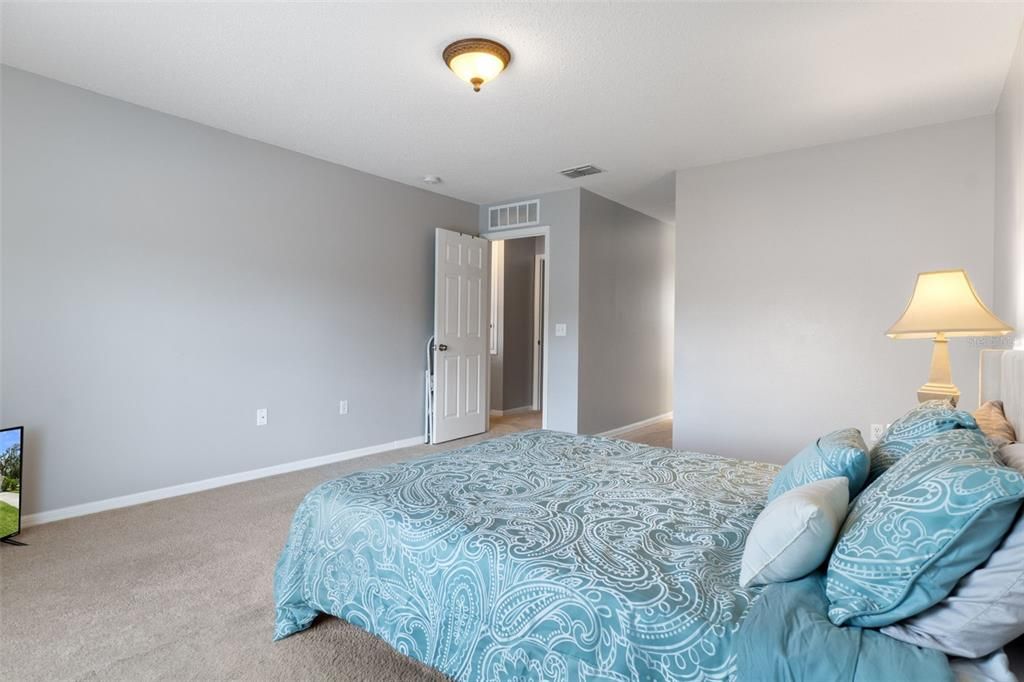 Activo con contrato: $349,900 (4 camas, 2 baños, 2348 Pies cuadrados)