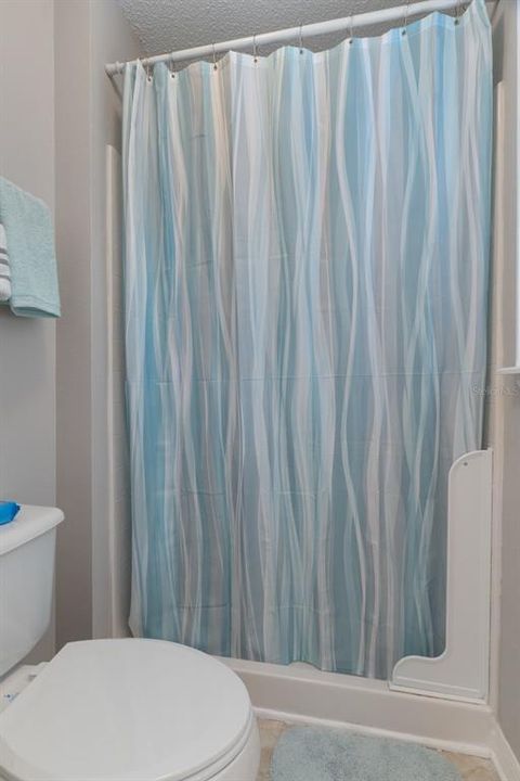 Activo con contrato: $349,900 (4 camas, 2 baños, 2348 Pies cuadrados)