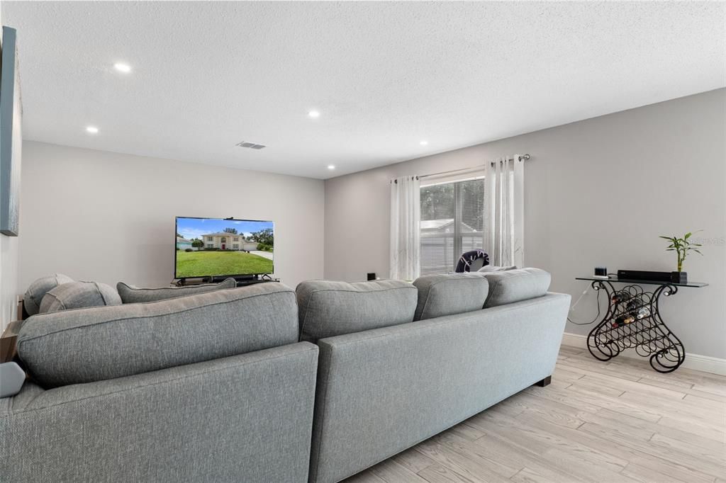 Activo con contrato: $349,900 (4 camas, 2 baños, 2348 Pies cuadrados)