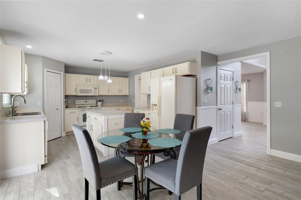Activo con contrato: $349,900 (4 camas, 2 baños, 2348 Pies cuadrados)