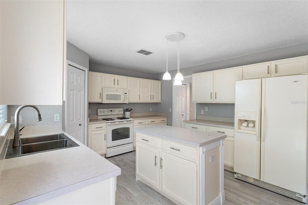 Activo con contrato: $349,900 (4 camas, 2 baños, 2348 Pies cuadrados)