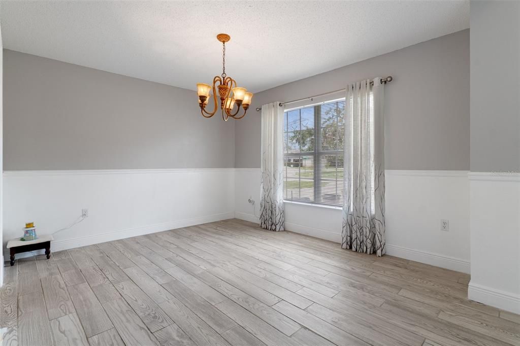 Activo con contrato: $349,900 (4 camas, 2 baños, 2348 Pies cuadrados)