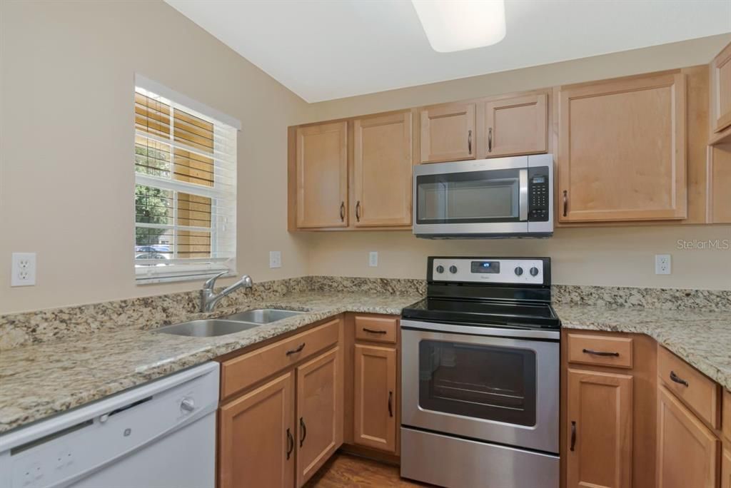На продажу: $200,000 (2 спален, 2 ванн, 1561 Квадратных фут)