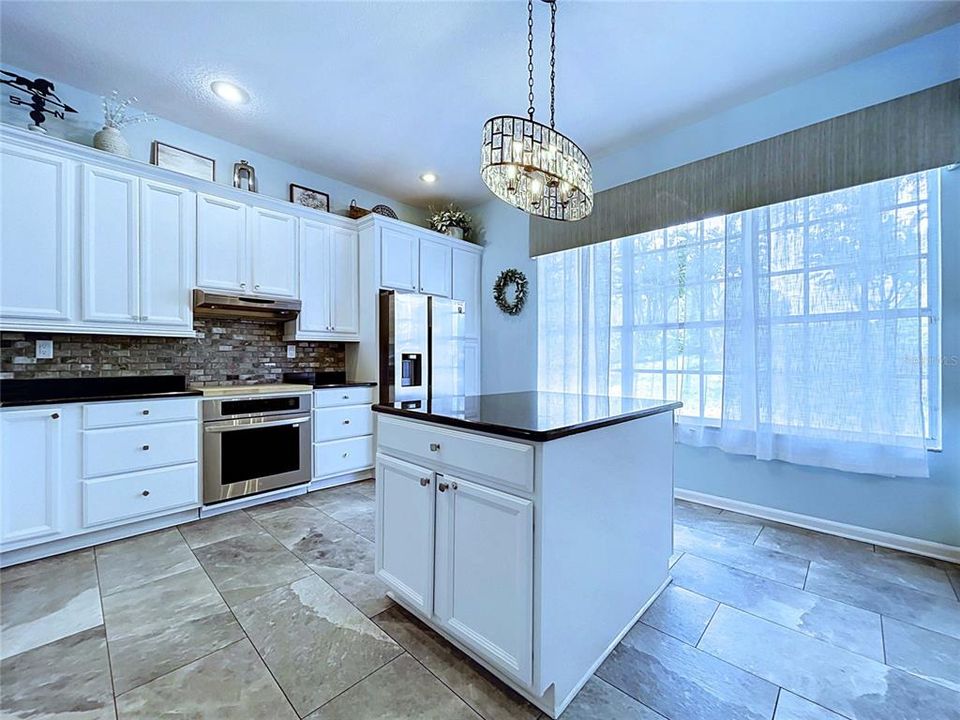 For Sale: $320,000 (2 beds, 2 baths, 1663 Square Feet)
