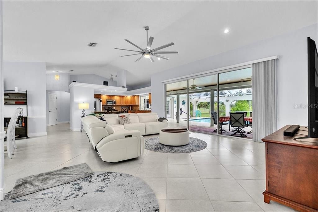 En Venta: $565,000 (3 camas, 2 baños, 2489 Pies cuadrados)