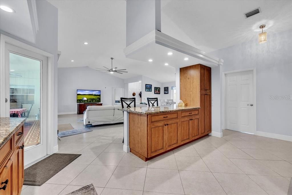 En Venta: $565,000 (3 camas, 2 baños, 2489 Pies cuadrados)