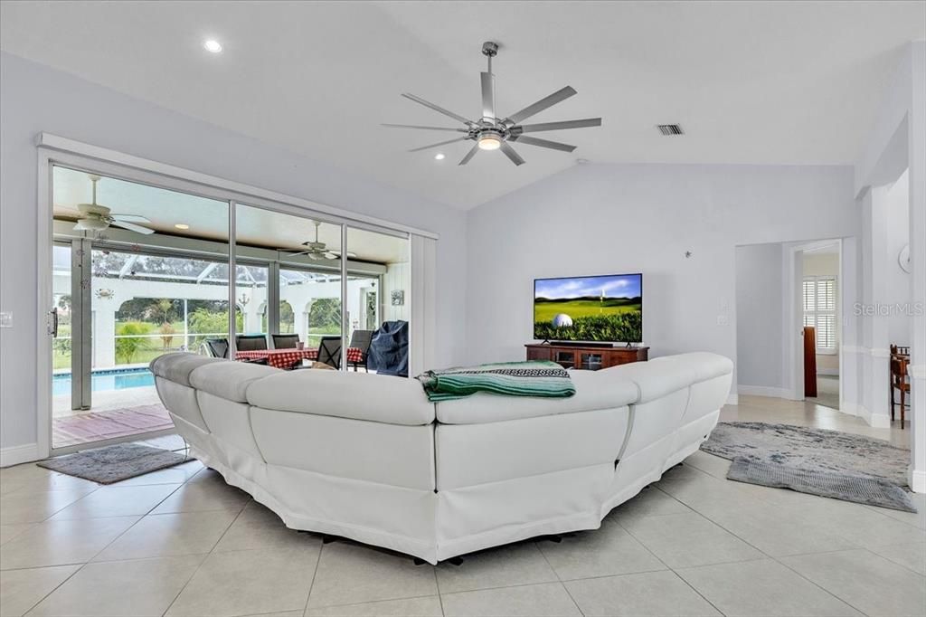 En Venta: $565,000 (3 camas, 2 baños, 2489 Pies cuadrados)