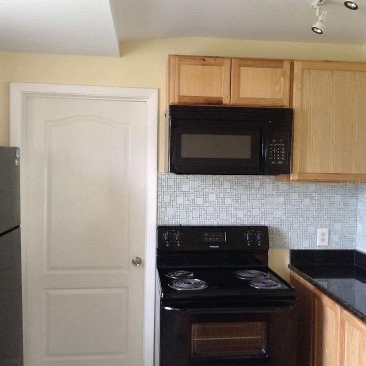 For Rent: $1,300 (2 beds, 1 baths, 1071 Square Feet)