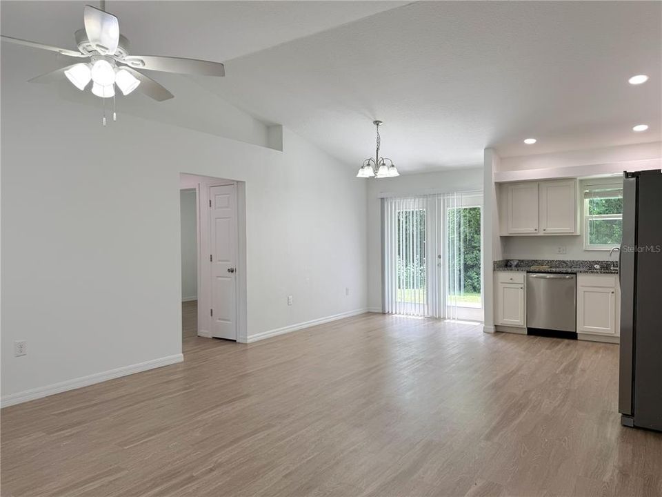 For Rent: $1,600 (3 beds, 2 baths, 1140 Square Feet)