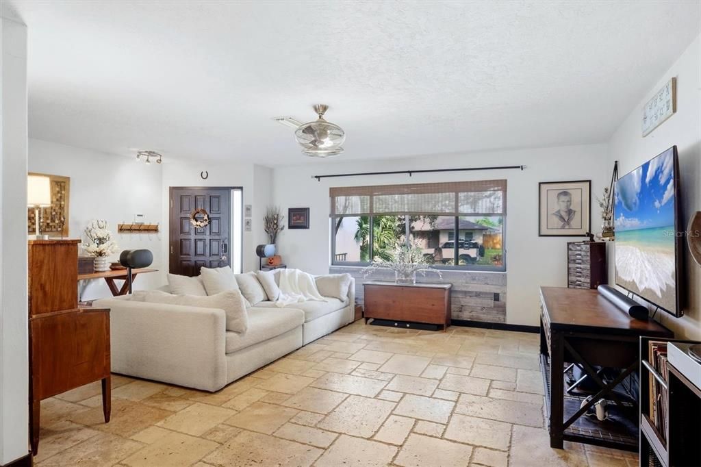 Activo con contrato: $525,000 (3 camas, 2 baños, 1593 Pies cuadrados)